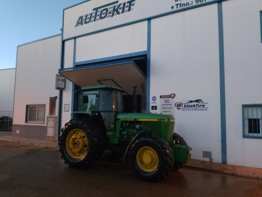 John Deere 4255